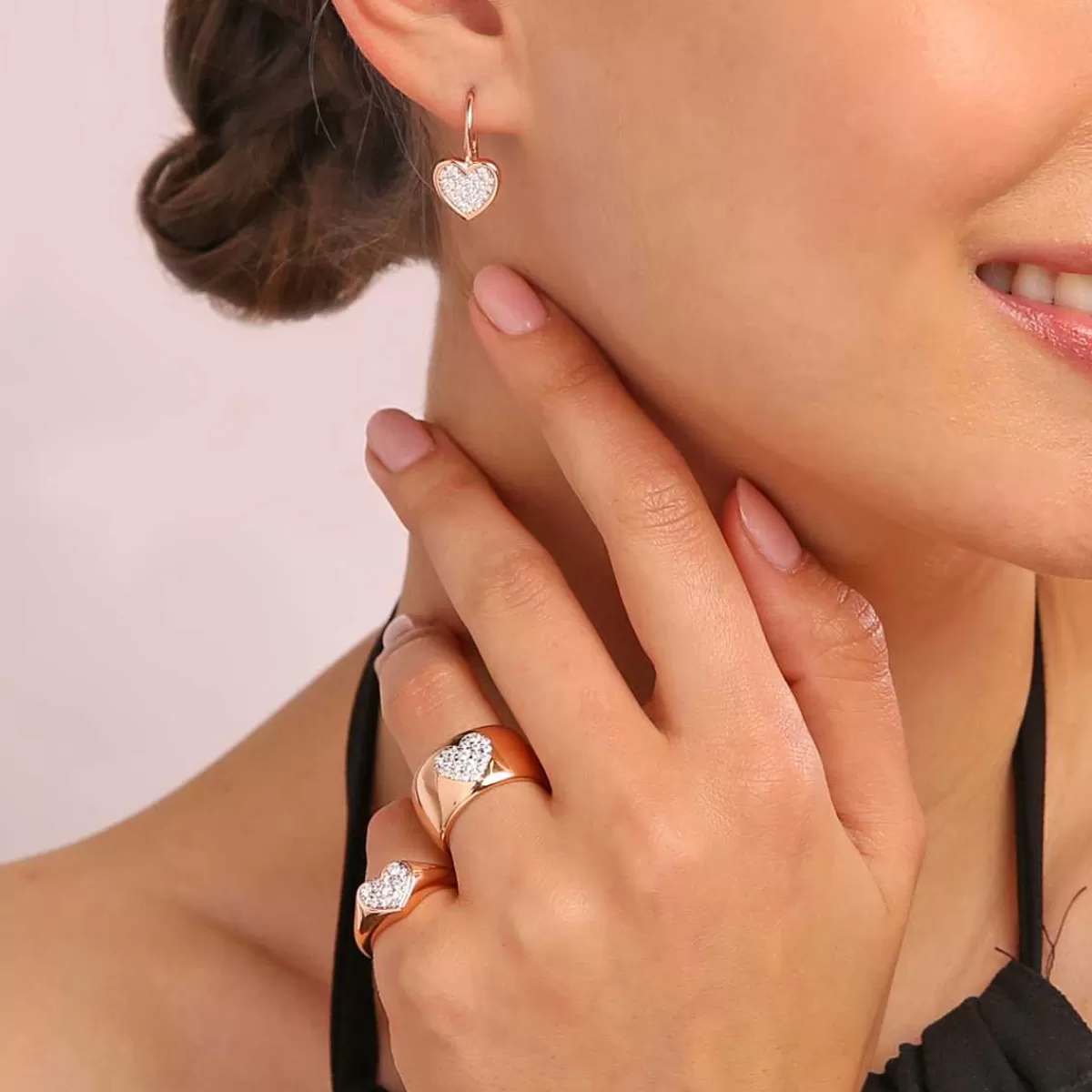 Sale Anello A Fascia Con Cuore In Pave Di Zirconi Anelli