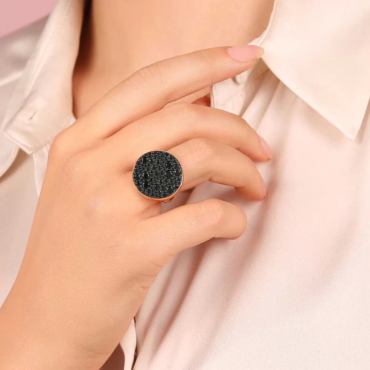 Outlet Anello Chevalier Grande Con Pave Rotondo In Spinello Nero O Zirconi Cubici Anelli