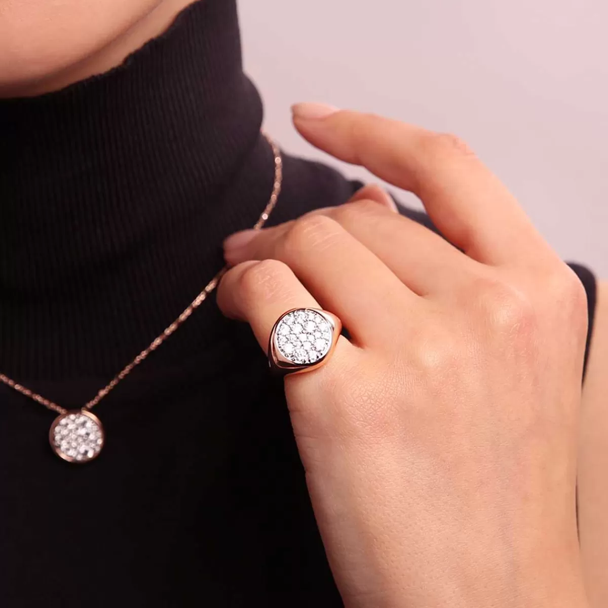 Hot Anello Chevalier Piccolo Con Pave Rotondo In Spinello Nero O Zirconi Cubici Anelli
