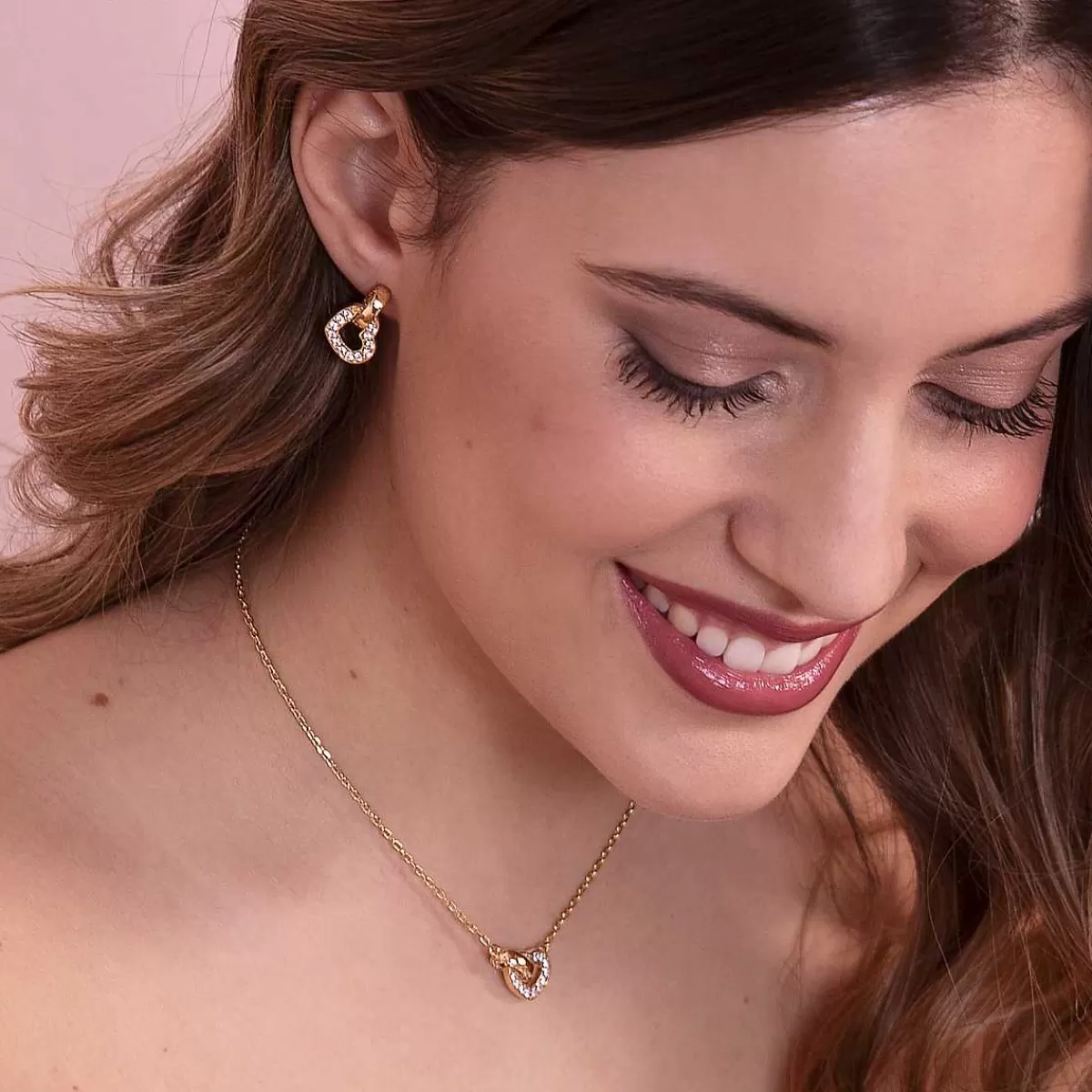 Store Orecchini Pendenti Dorati Con Elemento Cuore In Doppio Pave E Maglia Ovale Orecchini